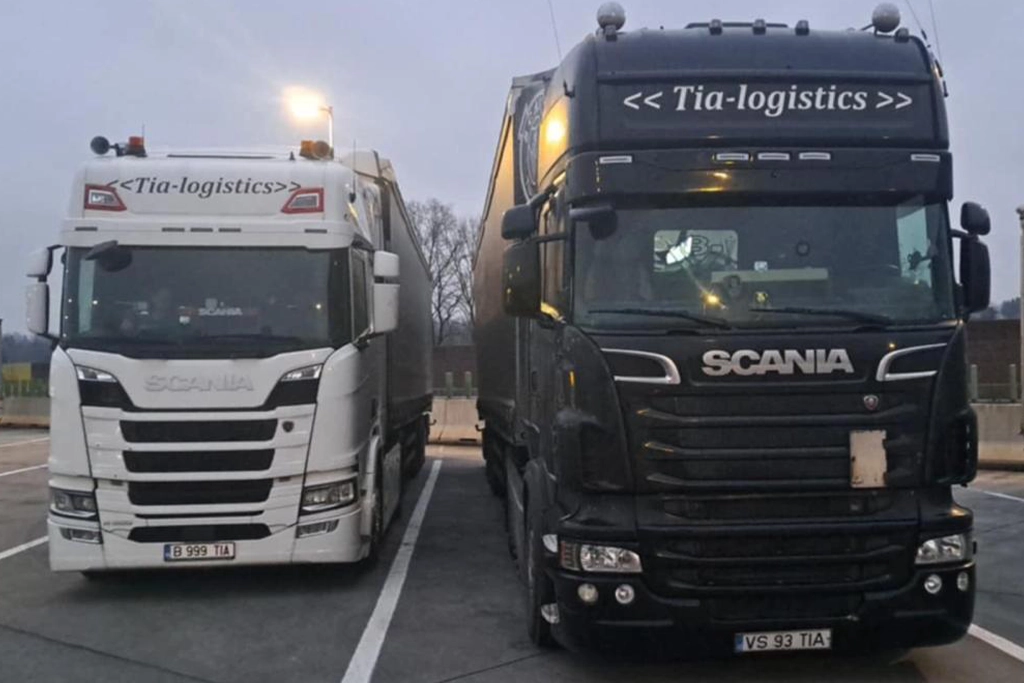 o mica parte din flota de camioane ale firmei Tia Logistics